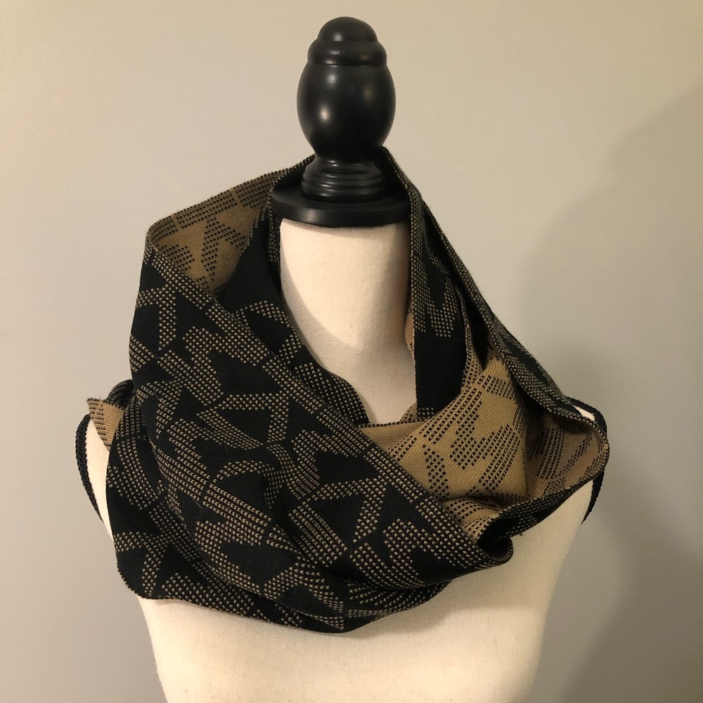 SALE!! Beautiful Michael Kors scarf black/ tan NWT